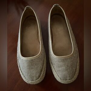 A2 Aerosoles Size 6 1/2 Gold metallic & khaki